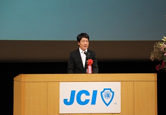 式典で挨拶する市長